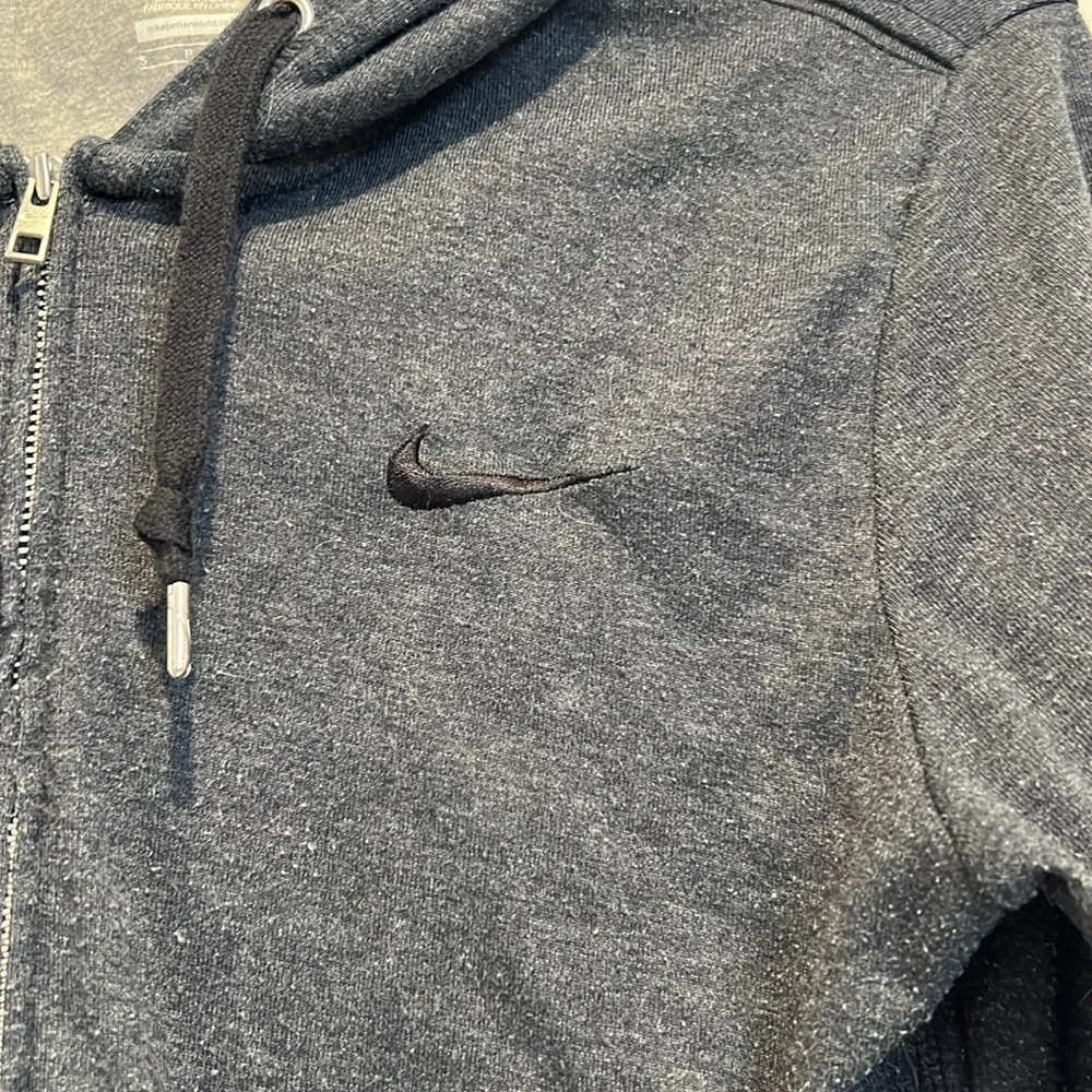 Nike grey zipper hoodie size small. In good preowned condition!